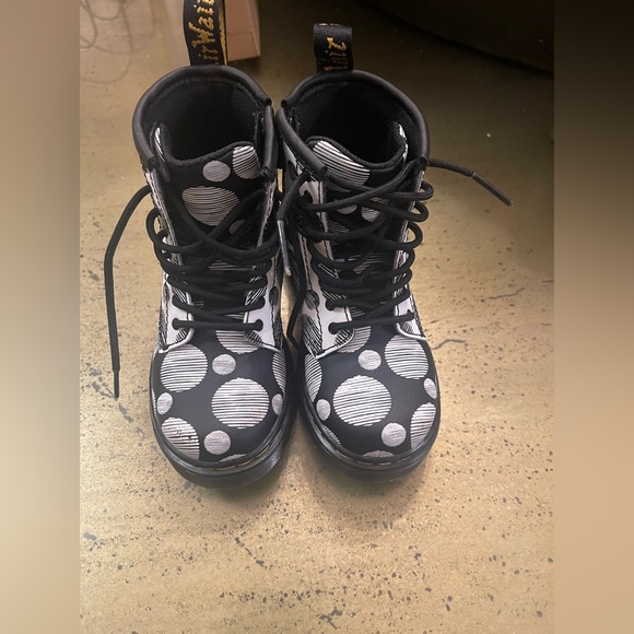 Dr Martens/ Size 9 - Picture 2 of 3